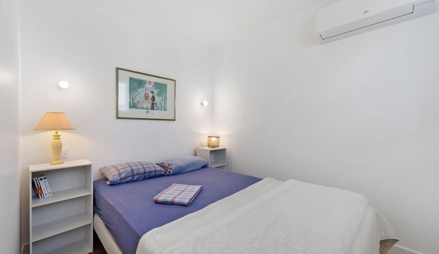 Guest Room Sous le Pin "Room 4" with Shared Terrace, Wi-Fi, and Air Conditioning!