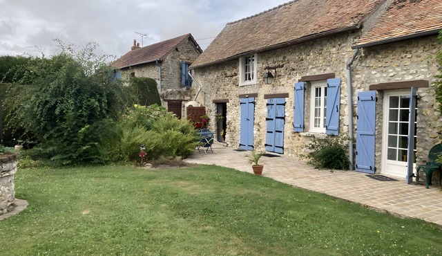 Guest Room Near Giverny – Private Entrance, Garden View