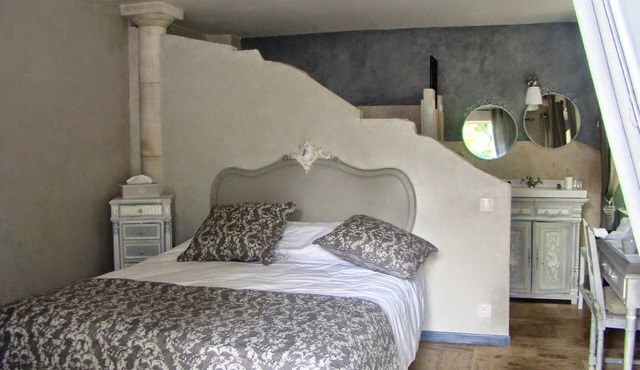 Guest Room “Le Jardin de Saint Jean - Libellule” with Private Terrace, Shared Garden