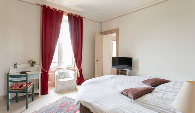 Guest Room - Chambre Reine - Round Bed with Shared Pool