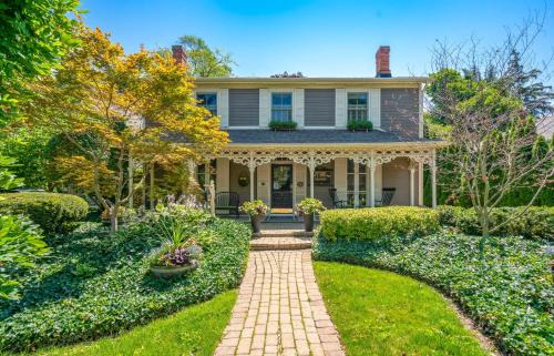 Guest Room - Hot Tub Mini Putt Historic Old Town for 2 Guests