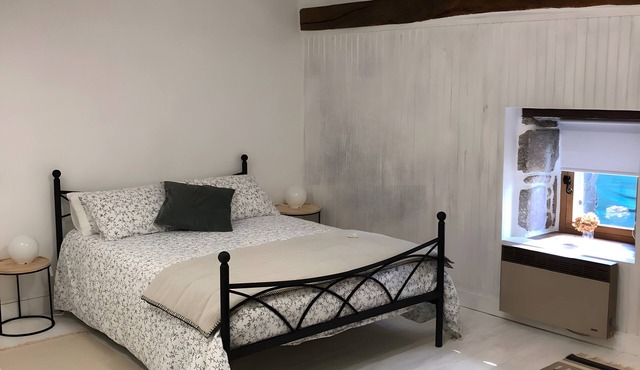Guest Room “La Blanche” with Shared Terrace, Communal Garden and Wi-Fi