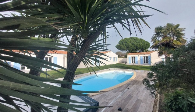 Guest Room - La Barjuline-The Studio for 4 Guests with Shared Pool