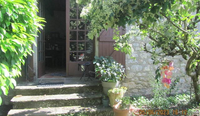 Guest Room 'La Grange Aux Livres' with Shared Garden and Wi-Fi
