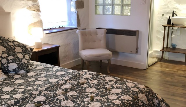 Guest Room “La Rustique” with Shared Terrace, Garden, and Wi-Fi