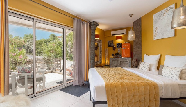 Guest Room "La Suite" with Shared Pool, Wi-Fi and Air Conditioning