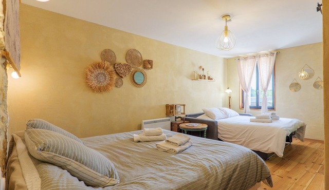Guest Room “L’Aphyllanthe” with Large Shared Courtyard and Wi-Fi