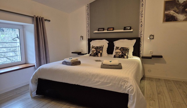Guest Room “Le Milan Noir - Room No. 4” with Shared Terrace, Garden and Wi-Fi