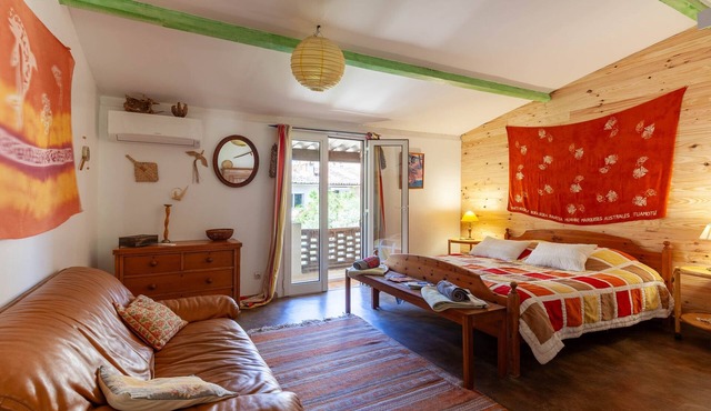 Guest Room “Les Citronniers - Tahiti” with Shared Terrace, Wi-Fi & Air Conditioning