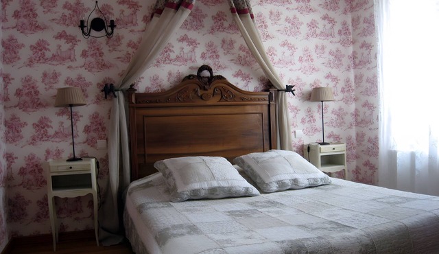 Guest Room “Les Charmilles – Red Room”