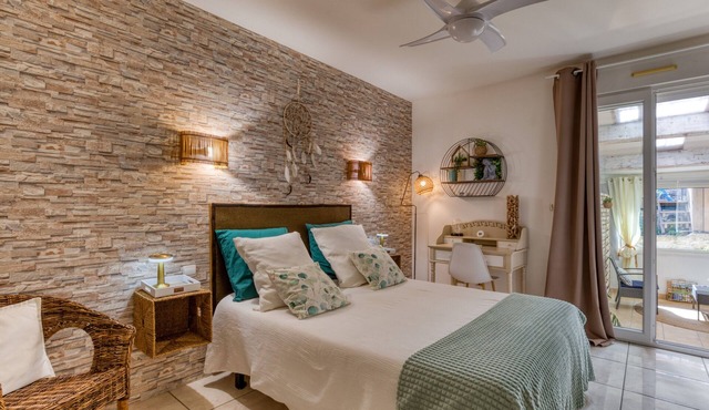 Guest Room "Les Oliviers" with Private Entrance, Wi-Fi, and Air Conditioning