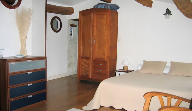 Guest Room “Marine” – Spacious 30 m² for Up to 5 Guests