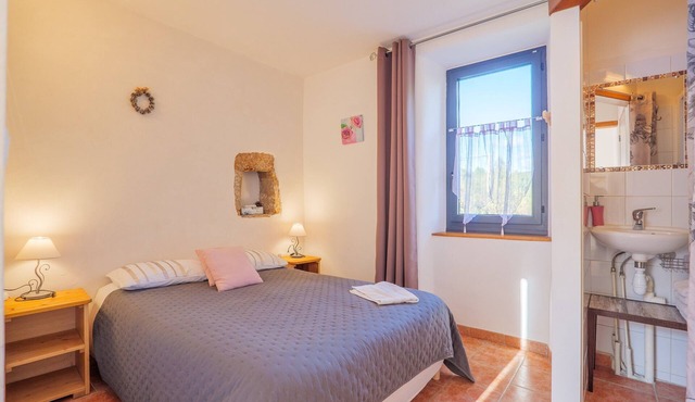 Guest Room “Rosée” with Shared Terrace, Communal Garden and Wi-Fi