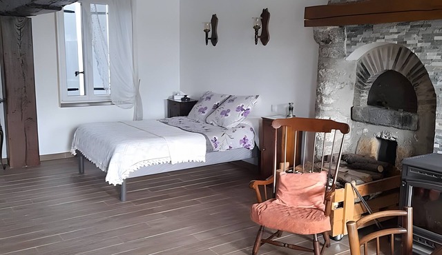 Guest Room “Room 3” with Shared Pool, Communal Terrace and Wi-Fi