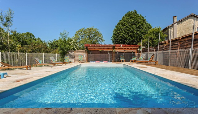 Guest Room "Rubis" with Private Garden, Wi-Fi and Air Conditioning