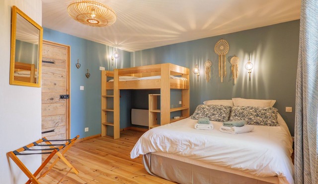 Guest Room “Sous l’Acacia” with Spacious Shared Courtyard and Wi-Fi