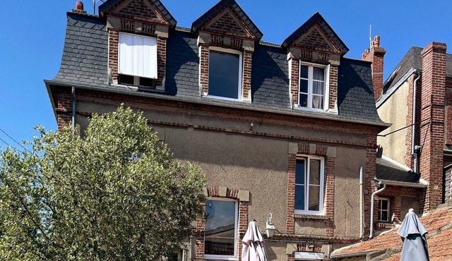 Guest Room with Shared Terrace, Private Garden and Wi-Fi