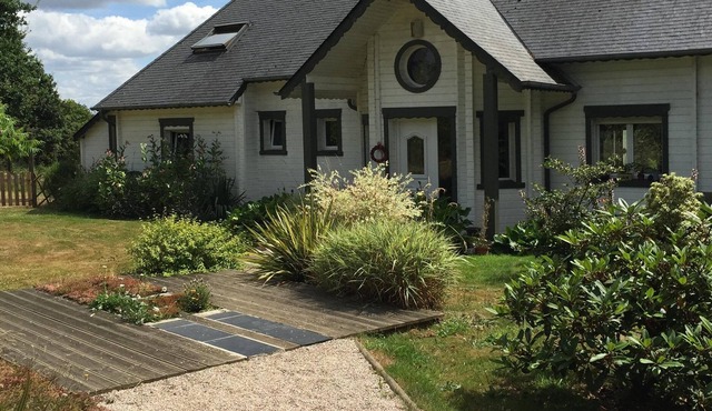 Guest room with whirlpool