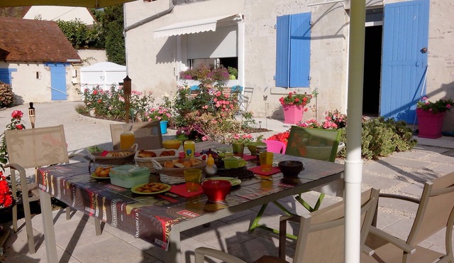 GUEST ROOMS IN BEAUTIFUL RESTORED HOUSE with 3 BEDROOMS - 5 beds - 12 pers