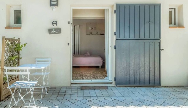 Guest rooms with Jacuzzi and swimming pool