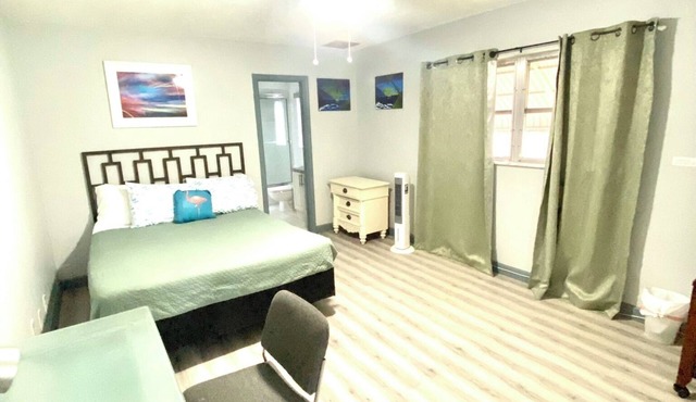 Guest Suite East Boca! Near Beach & Restaurants! Near FAU! Close to I-95!