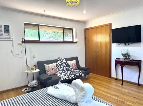 Guest suite in Elizabeth North