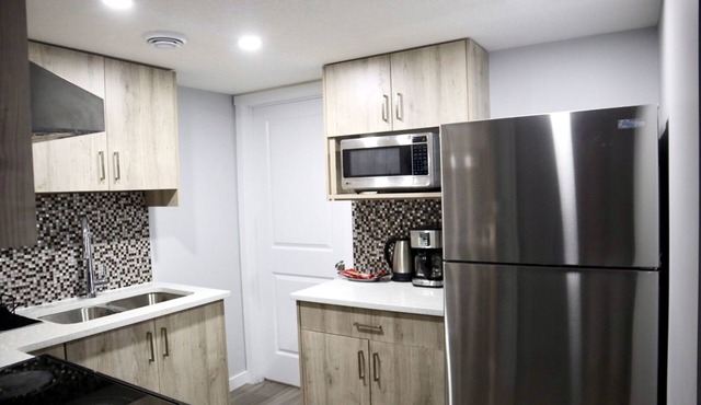 Guest Suite In NW Calgary Near YYC Airport