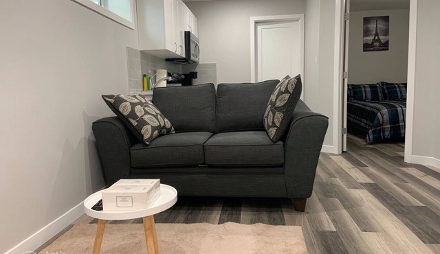 Guest Suite in Regina - Queen Bed