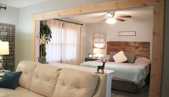 Guest suite sleeps 18 with 7 bedrooms just 10 miles from the U of I!
