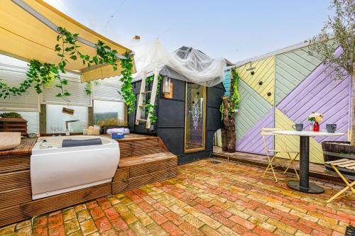 Guest suite with hot tub and sauna