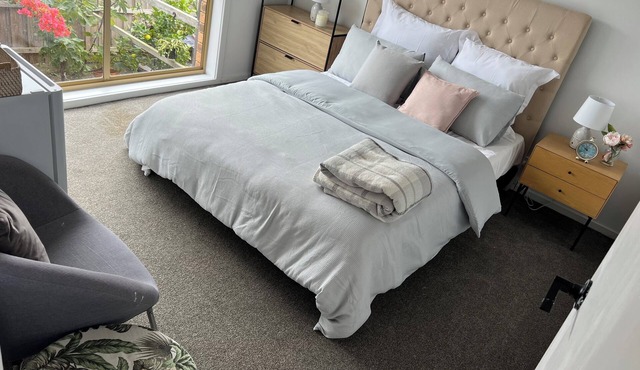 Guest Suite with Private Entrance- 6 Minutes to Airport!