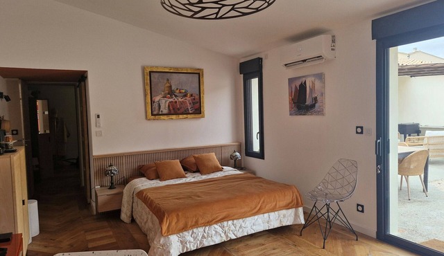 Guesthouse 'Le Cottage Bleu du Sud' with Mountain View, Wi-Fi, and Air Conditioning