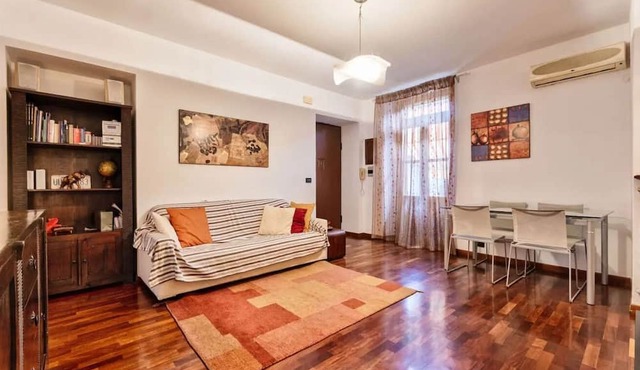 GuestHost - Apartment located in an elegant and commercial area (just over 5 minutes walk from Piazza Crocetta) well served by bus and tram to the city center; 10 minutes from the Polytechnic University of Turin.Possibility of paid parking under the hous