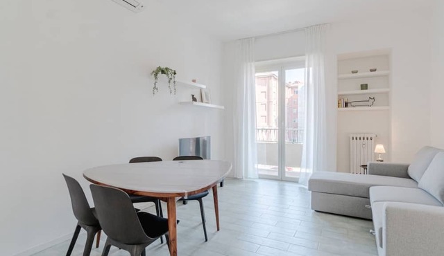 GuestHost - Charming apartment of about 85 square meters, able to accommodate up to 6 people, located on the second floor of a building with a lift (a few steps to access it).The property is located in a residential area, quiet and well-stocked with all