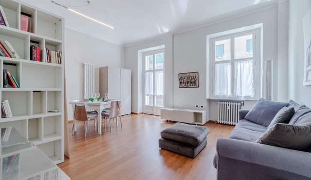 GuestHost - Charming apartment of about 85 sqm, able to accommodate 4 people, located on the second floor of a period building with elevator (NOT suitable for disabled people).The property is located in the Crocetta district, just 5 minutes walk from the