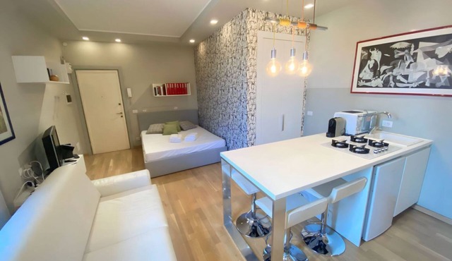 GuestHost - Cosy and modern studio of about 40 square meters, ideal for two people, located on the 5th floor of a building with a lift (not suitable for disabled people). The property is located in the heart of Viale Umbria, between Porta Romana and Calv