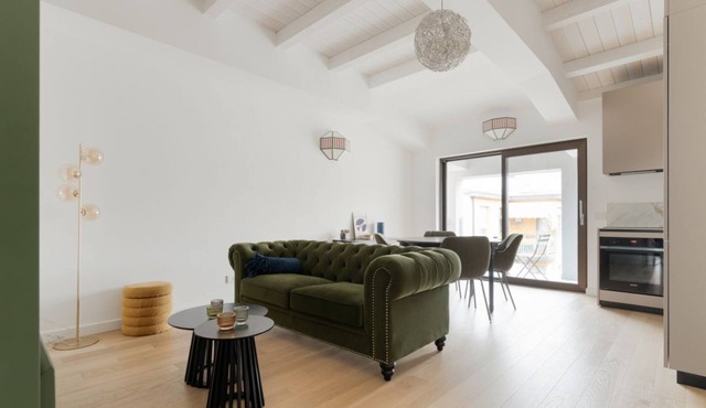 GuestHost - Cozy 85m2 apartment, perfect for 4 people, located on the fourth floor of a building with lift (NOT suitable for disabled people - some steps to access).The property is located in the lively Solari district of Milan, a few steps from the M4 C