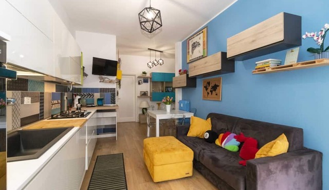 GuestHost - Cozy and spacious apartment that accommodates 4 people with great comfort, located in Vanchiglia district, at the gates of historic center, easily reachable by public transport or a 15-minute walk. The flat boasts a double exposure with a bal
