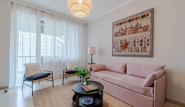 GuestHost - Cozy apartment of about 80 sqm, able to accommodate up to 5 people, located on the fourth floor of a building with a lift.The property is located in a residential neighborhood of Turin, in an area full of all comforts and well connected to th