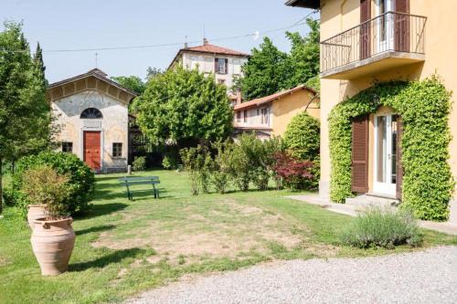 GuestHost - Two floors APT with pool and parking!