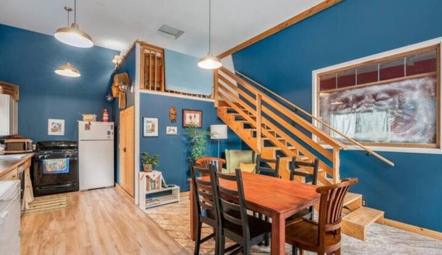 Guesthouse 1/4mi to Lowman Beach! Outdoor patio and firepit, wood fireplace