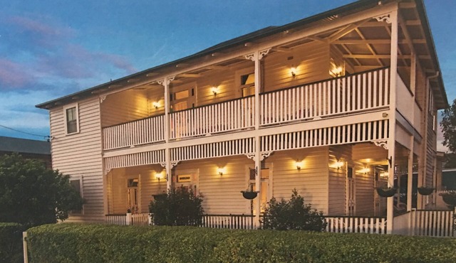 Guesthouse 5 bed 5 bath - Central location 2 mins walk to beach and cafes