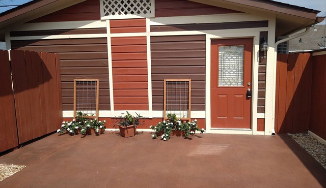 Guesthouse centrally located in Riverside Terrace of Greater Houston Third Ward!