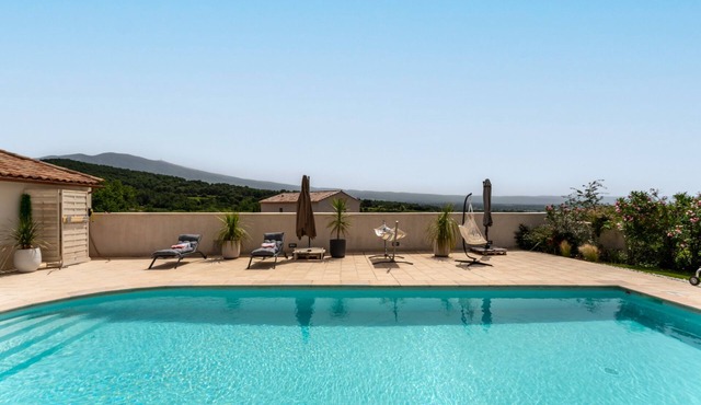 Guesthouse 'Chambre De La Reine' with Mountain View, Wi-Fi, and Air Conditioning