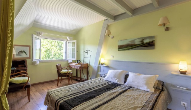 Guesthouse 'Chalosse' with Shared Pool, Wi-Fi, and Air Conditioning