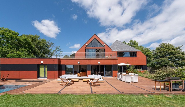 Guesthouse 'Chambre D'hôtes - Ty Castel' with shared pool, shared garden and Wi-Fi