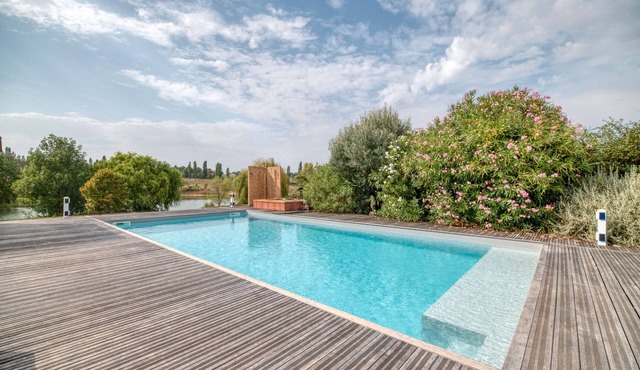 Guesthouse 'Domaine En Castanet' with Shared Pool, Private Garden and Wi-Fi