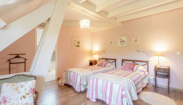 Guesthouse 'Jardin' with Shared Pool, Wi-Fi, and Air Conditioning