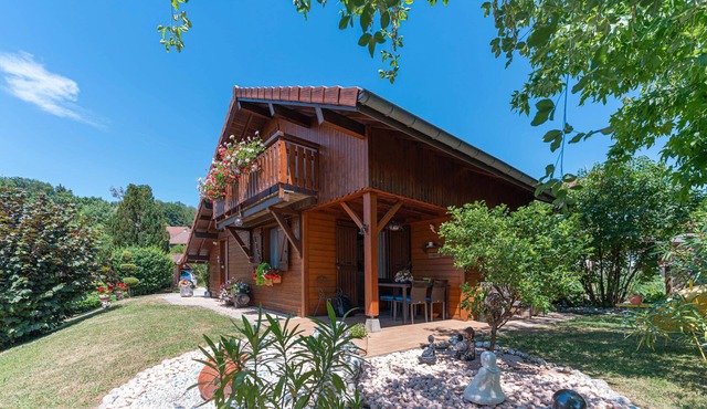 Guesthouse 'Le Chalet Fleuri' with Mountain View, Shared Terrace and Wi-Fi
