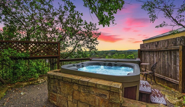 Guesthouse less than a mile from Gruene Hall! Sleeps up to 4! Private Hot Tub